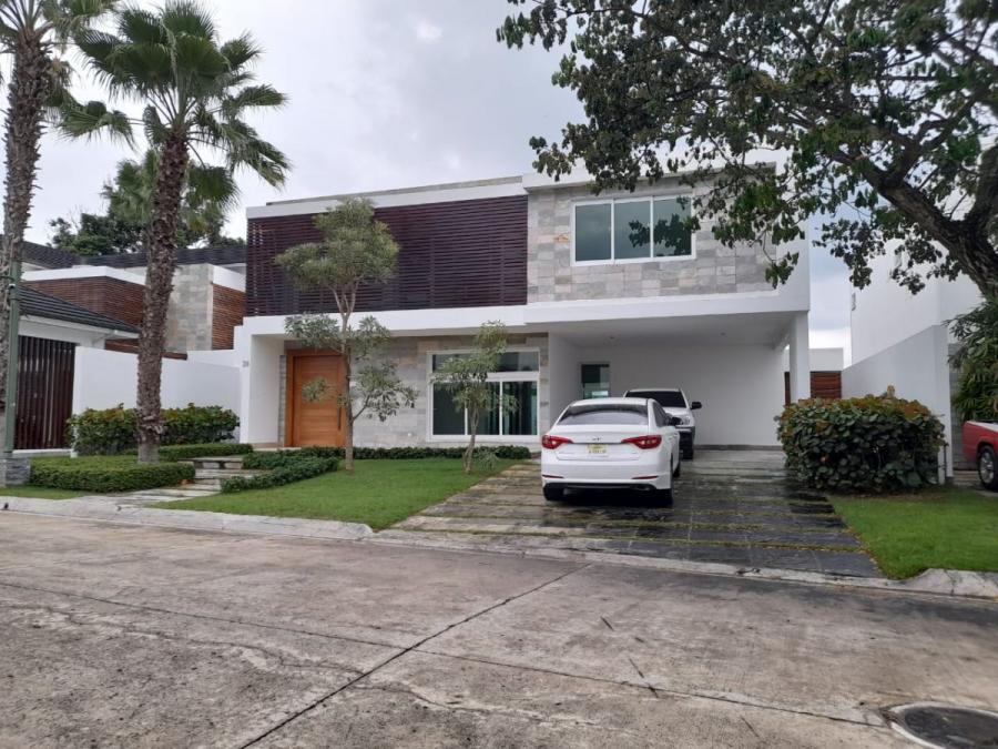 Casa con patio y terraza